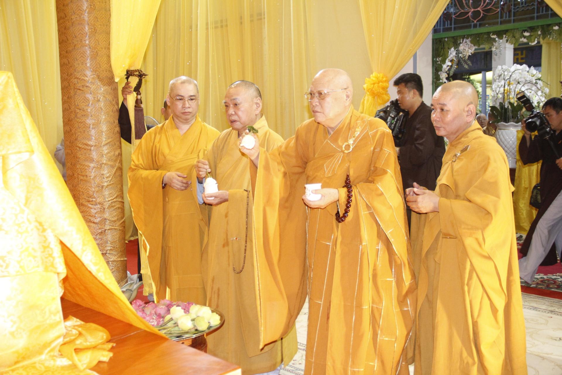 Lễ Cung Thỉnh Nhục Thân Ni Trưởng Thượng Huệ Hạ Giác - Tông Trưởng Liên Tông Tịnh Độ Non Bồng Nhập Kim Quan Tại Tổ Đình Quan Âm Tu Viện