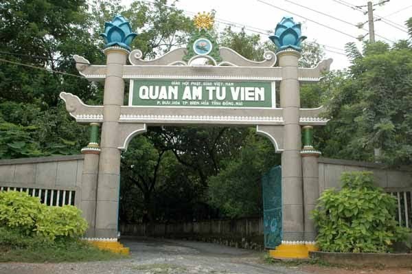 TOÀN CẢNH QUAN ÂM TU VIỆN NHÌN TỪ CỔNG VÀO VỚI HÀNG CÂY XANH DẪN LỐI VÀO CHÙA